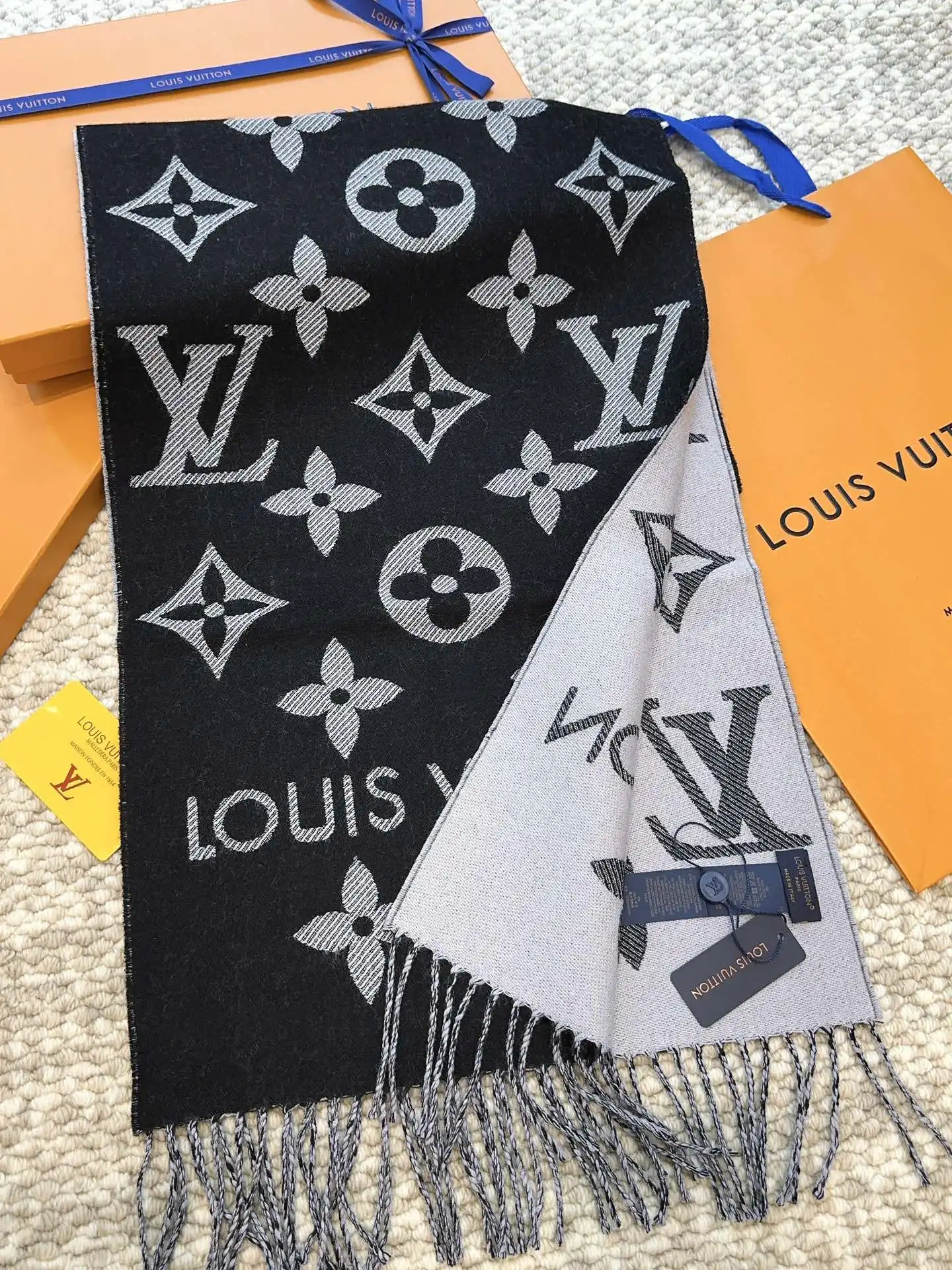 LOUIS VUITTON SCARF 0124