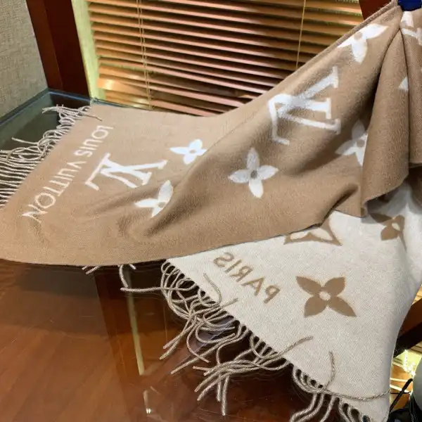 Rep LOUIS VUITTON REYKJAVIK SCARF 0124