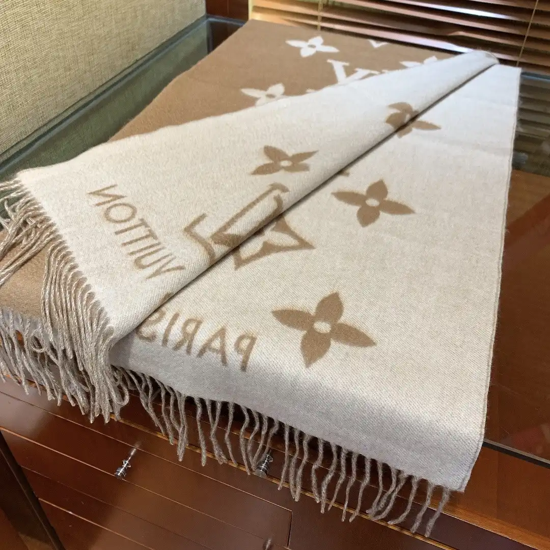 Rep LOUIS VUITTON REYKJAVIK SCARF 0124