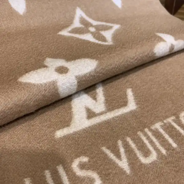 Rep LOUIS VUITTON REYKJAVIK SCARF 0124