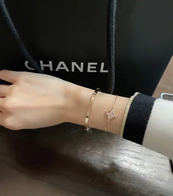 Rep LOUIS VUITTON BRACELET 0124