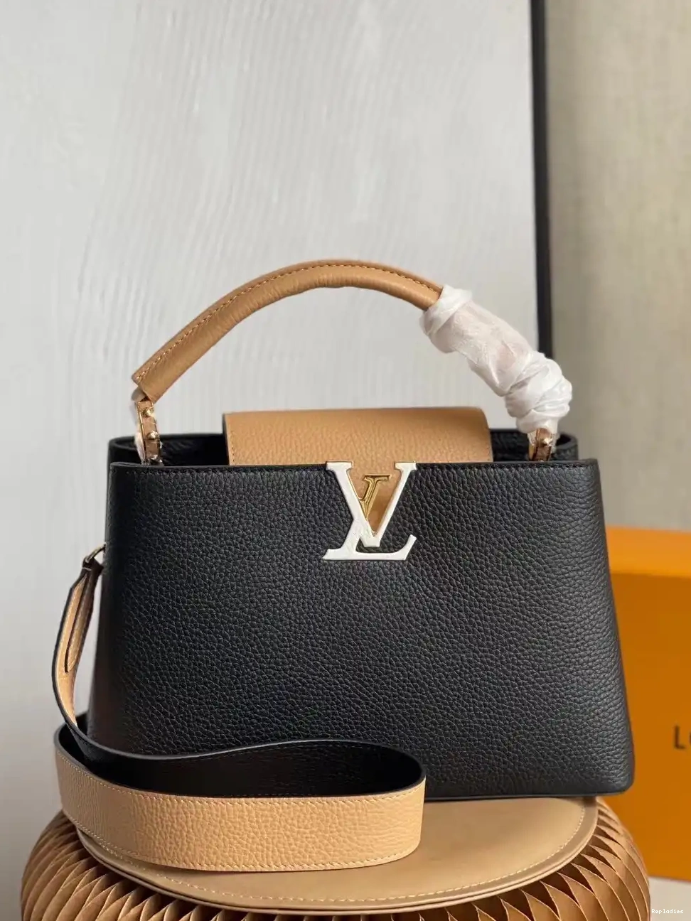 Rep MM Louis Vuitton CAPUCINES 0225